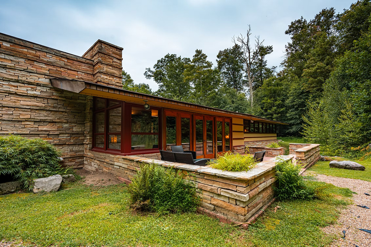 vwin a stay in a frank lloyd wright house