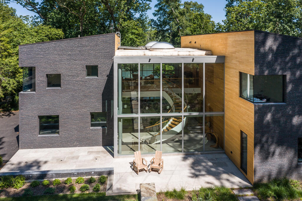 Split House with Black Roman Maximus