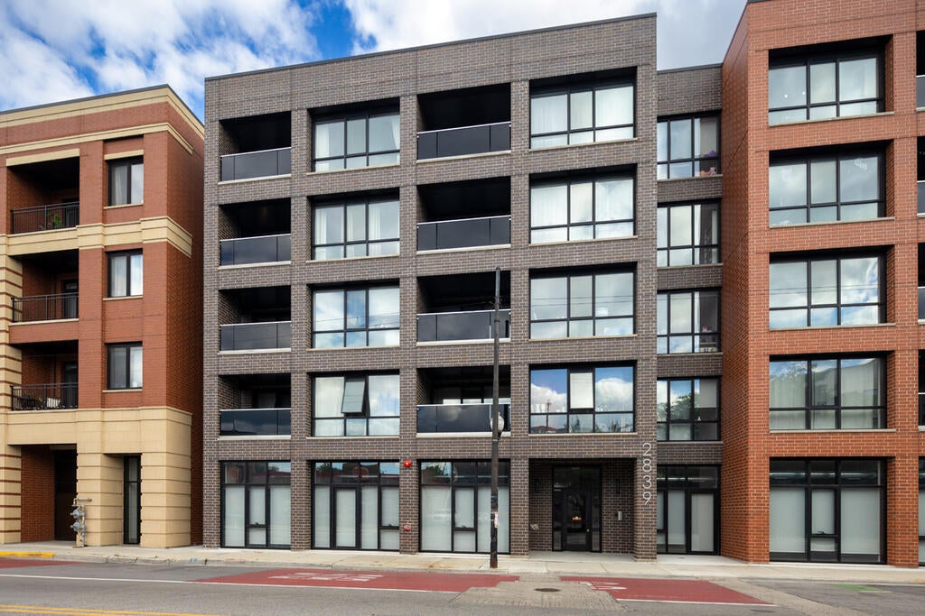 3839 W Belmont
